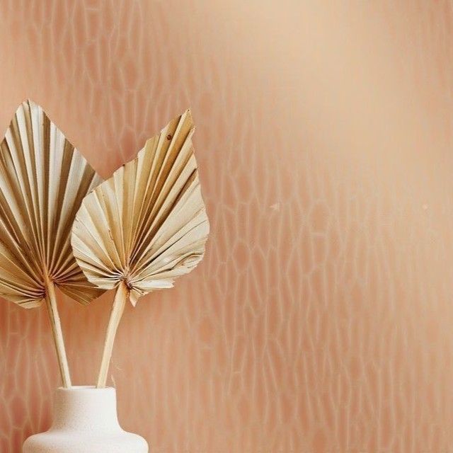 These eco-friendly Metallic Wallpapers gives an exclusive look, pure class, with numerous advantages and a beautiful end result 😍#staabdecor #metallic #wallpaper #interior #exclusivedesign #exclusive #staab